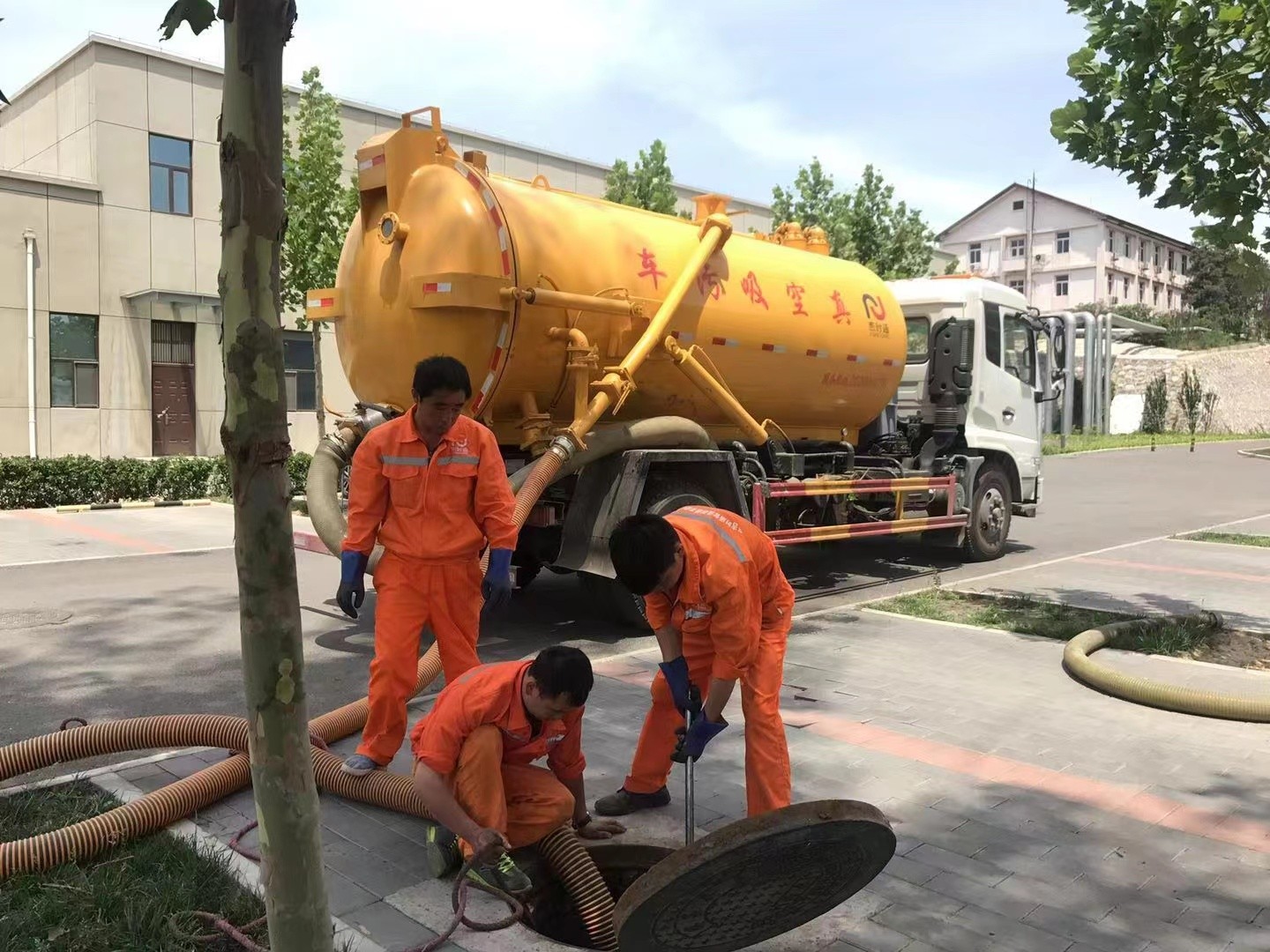 溆浦管道疏通车停在窨井附近