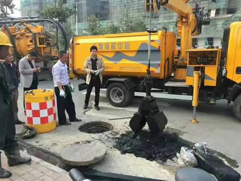 溆浦街道：网格员化身“清道夫”，为民解忧疏通“堵心”化粪池