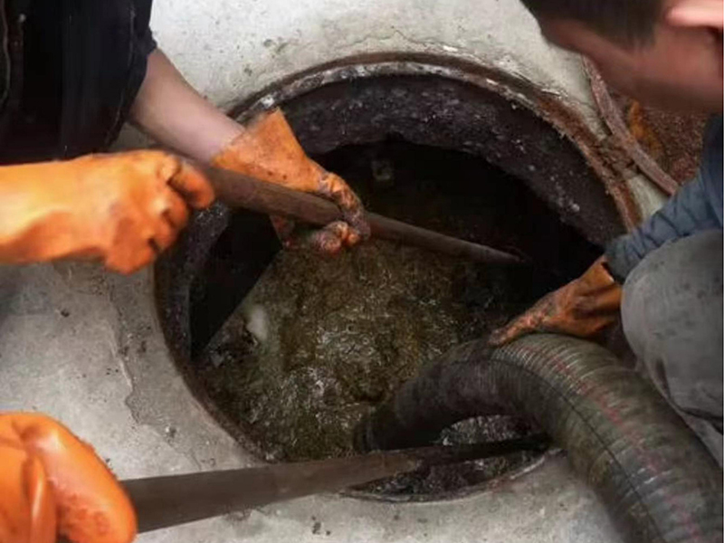 溆浦清理化粪池时如何避免沼气的危害？